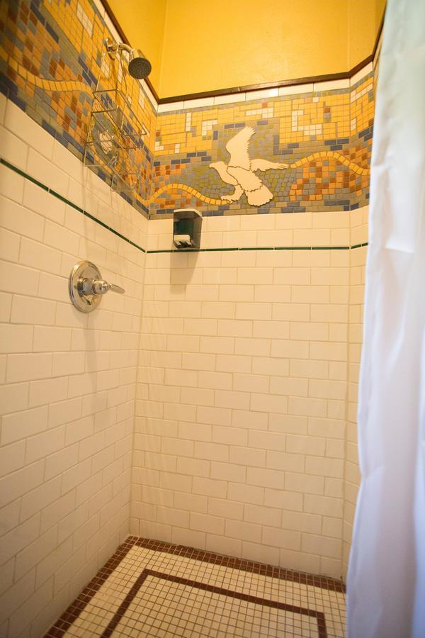 بورتلاند Mcmenamins White Eagle Rock & Roll Hotel المظهر الخارجي الصورة