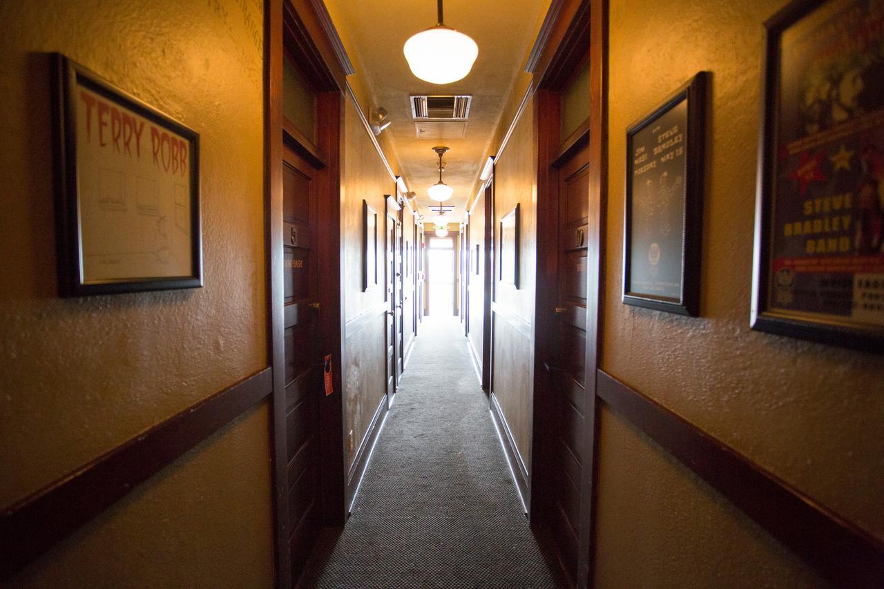 بورتلاند Mcmenamins White Eagle Rock & Roll Hotel المظهر الخارجي الصورة