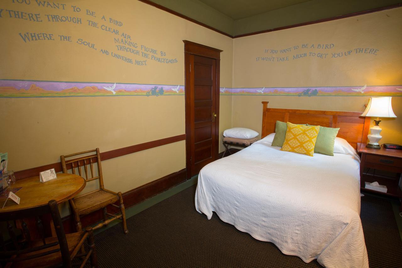 بورتلاند Mcmenamins White Eagle Rock & Roll Hotel المظهر الخارجي الصورة