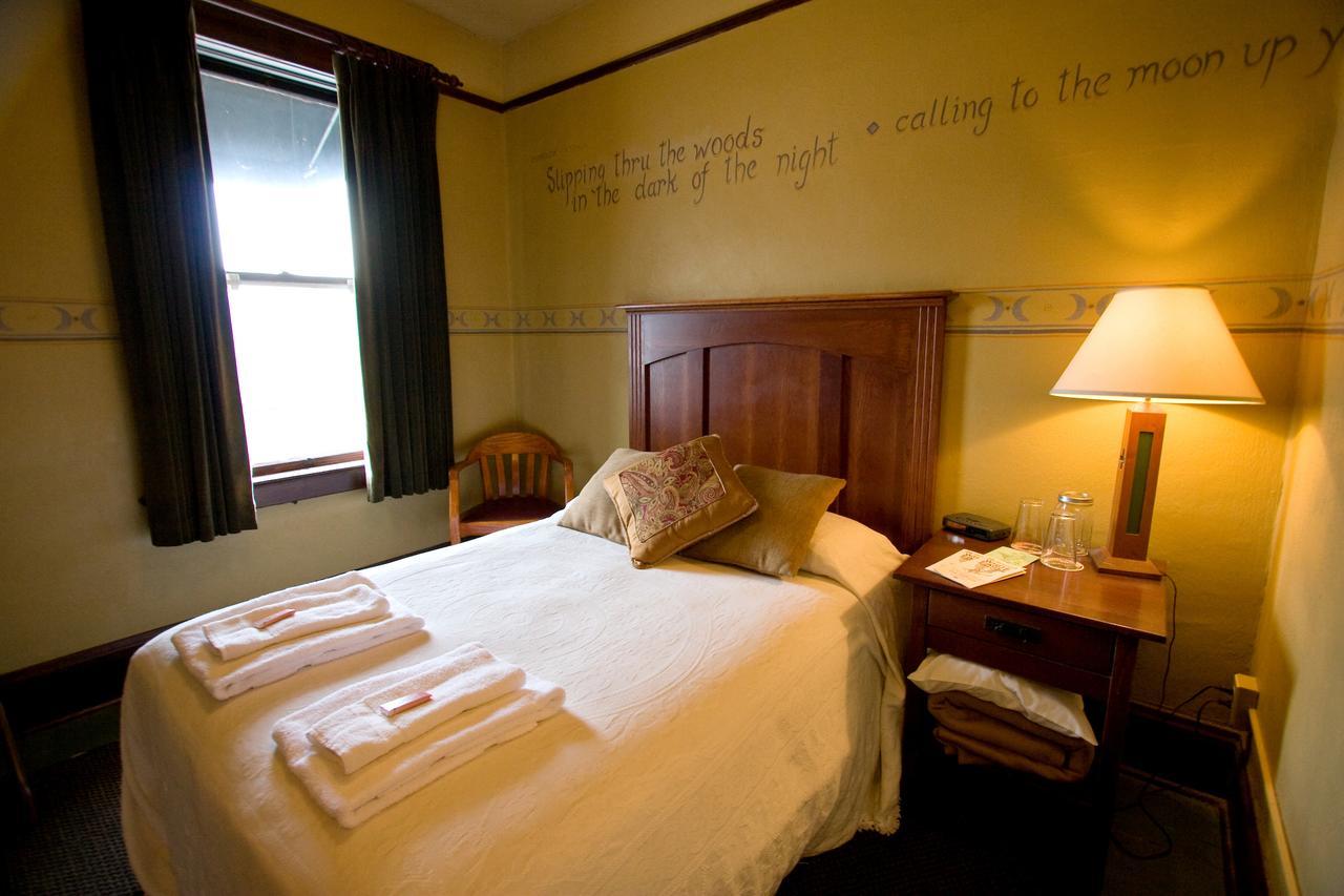 بورتلاند Mcmenamins White Eagle Rock & Roll Hotel المظهر الخارجي الصورة